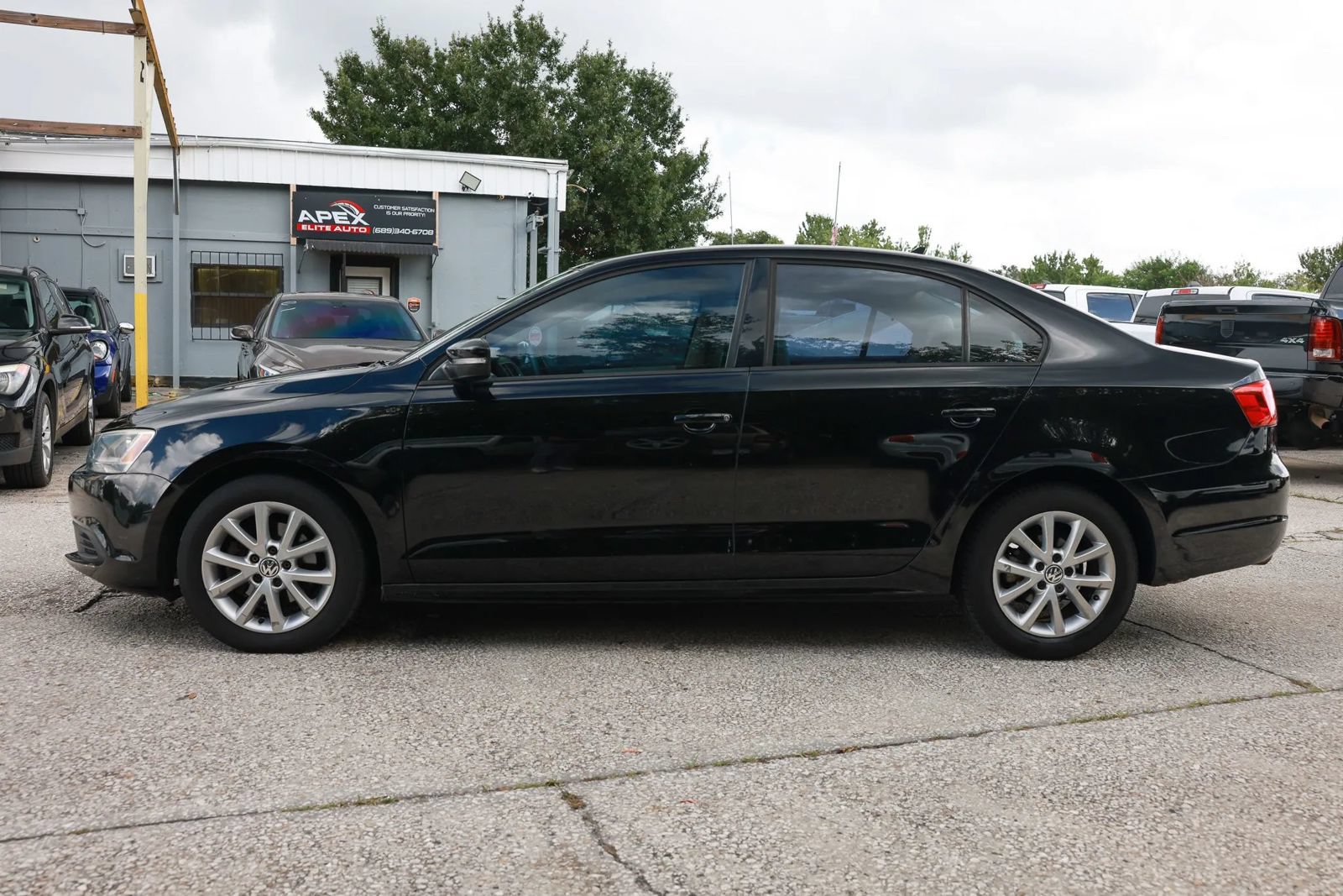 Used 2012 Volkswagen Jetta SE FWD image 2