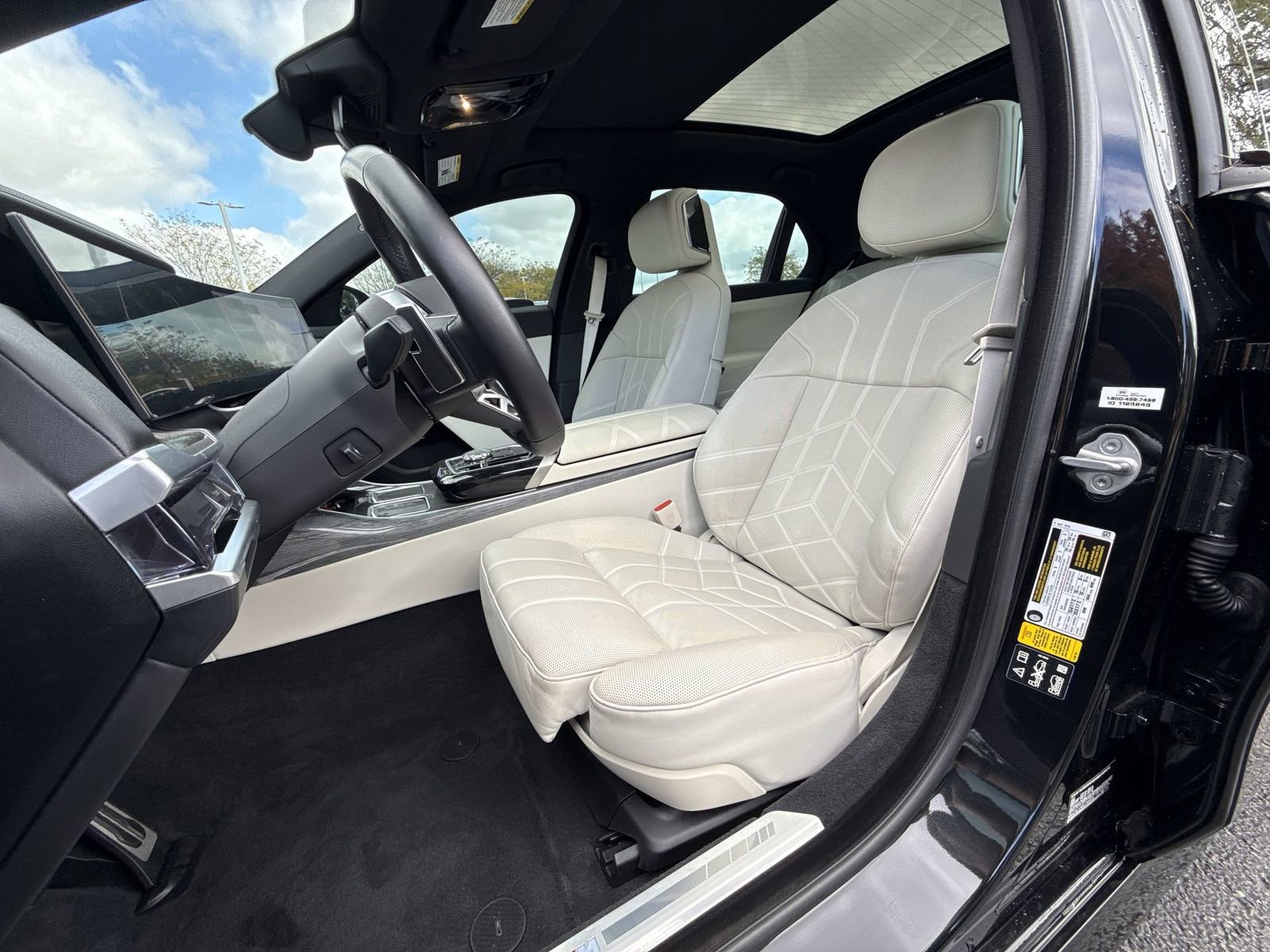 Used 2024 BMW 760i xDrive w/ Premium Package AWD/4WD image 12
