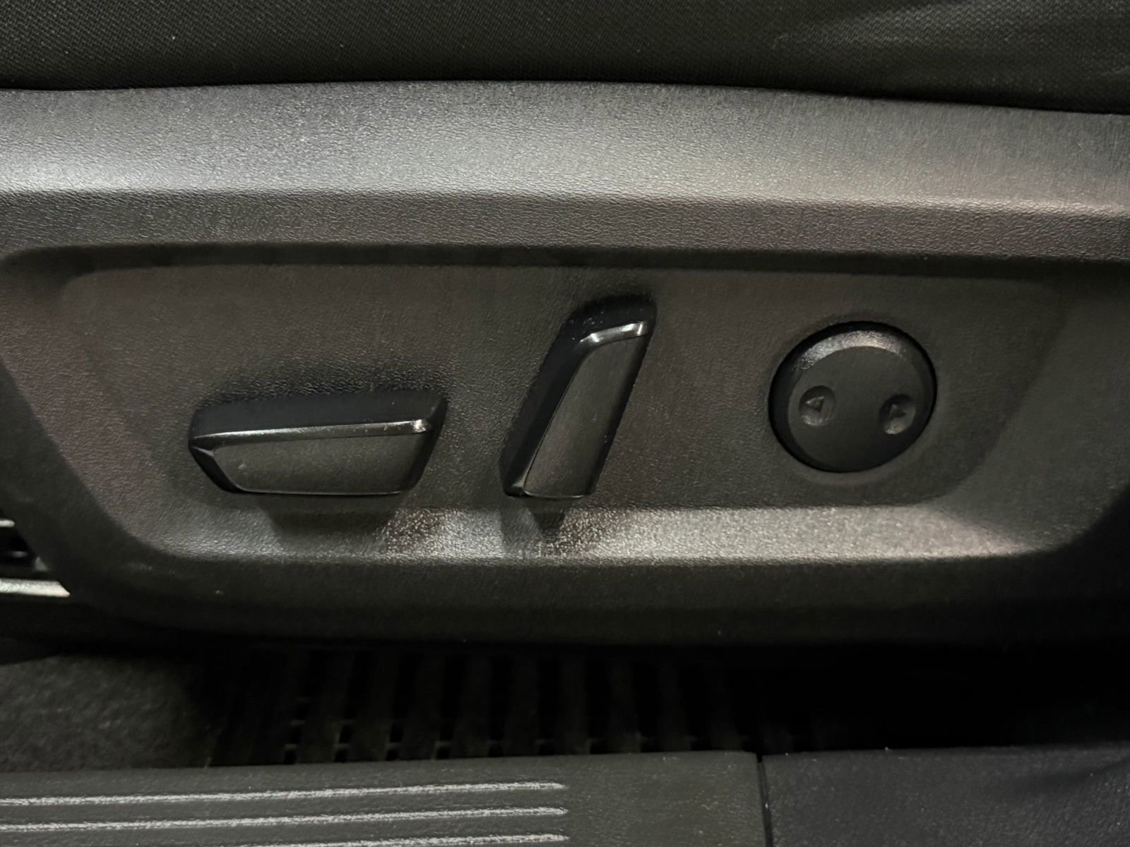 Used 2023 Nissan Rogue SV image 25