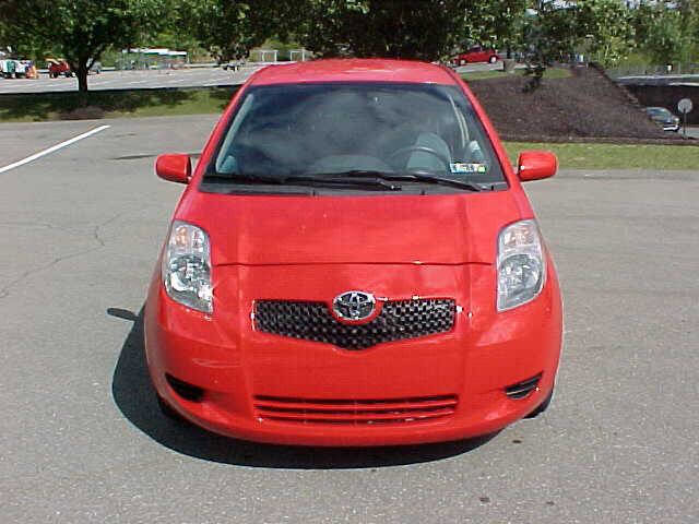 Used 2007 Toyota Yaris 2-Door Hatchback image 3