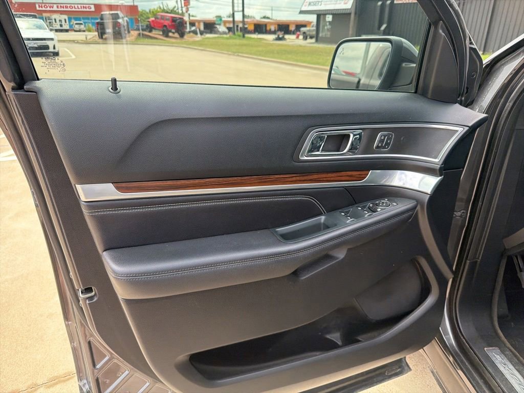 Used 2016 Ford Explorer Limited w/ Equipment Group 301A FWD image 15