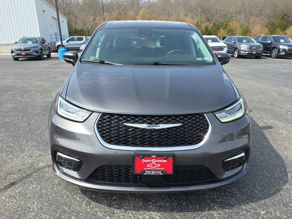 Used 2023 Chrysler Pacifica Touring-L FWD image 3