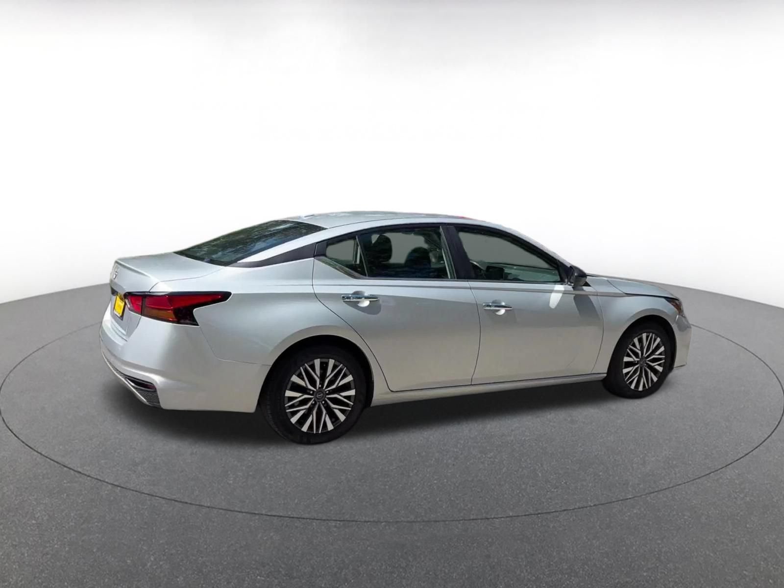 Used 2025 Nissan Altima 2.5 SV FWD image 14