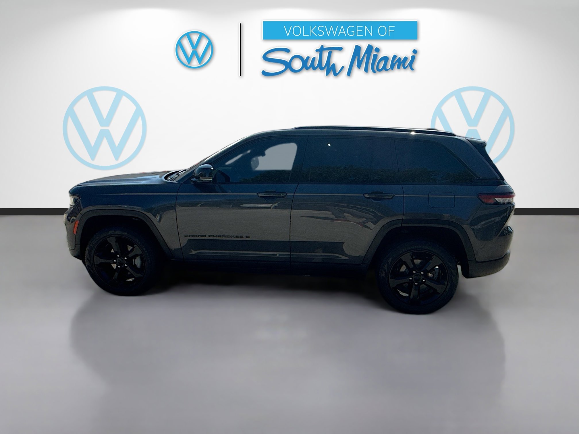 Used 2024 Jeep Grand Cherokee Limited w/ Black Appearance Package image 4