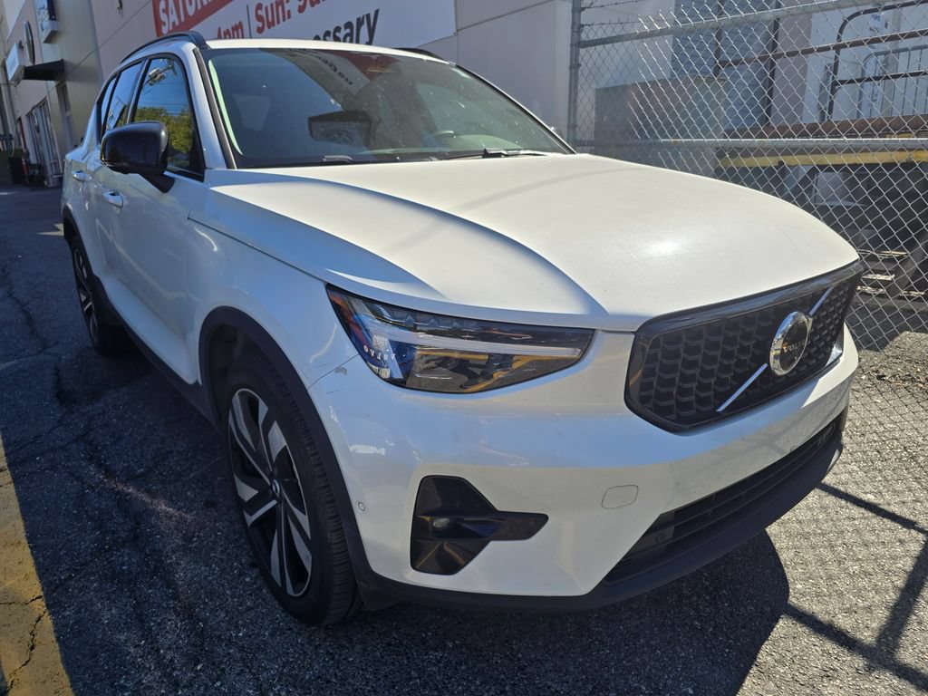 Certified 2025 Volvo XC40 B5 Ultra AWD/4WD image 3