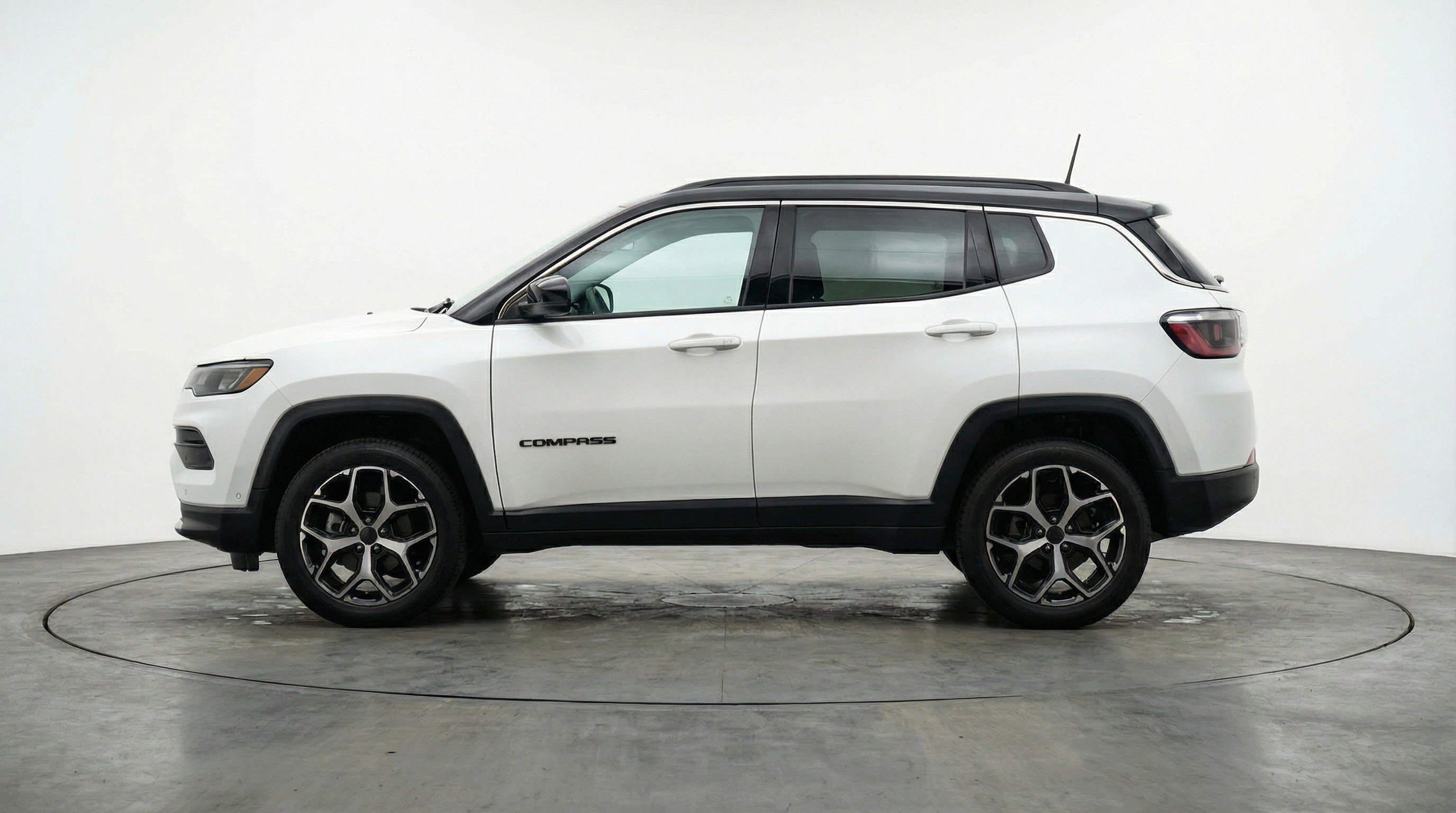 Used 2025 Jeep Compass Limited image 5