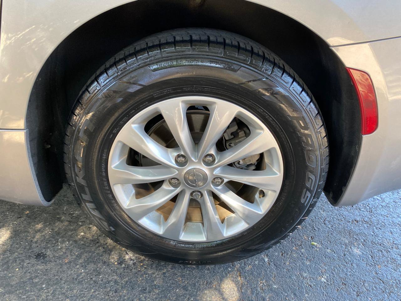 Used 2019 Chrysler Pacifica LX w/ Tire & Wheel Group FWD image 17