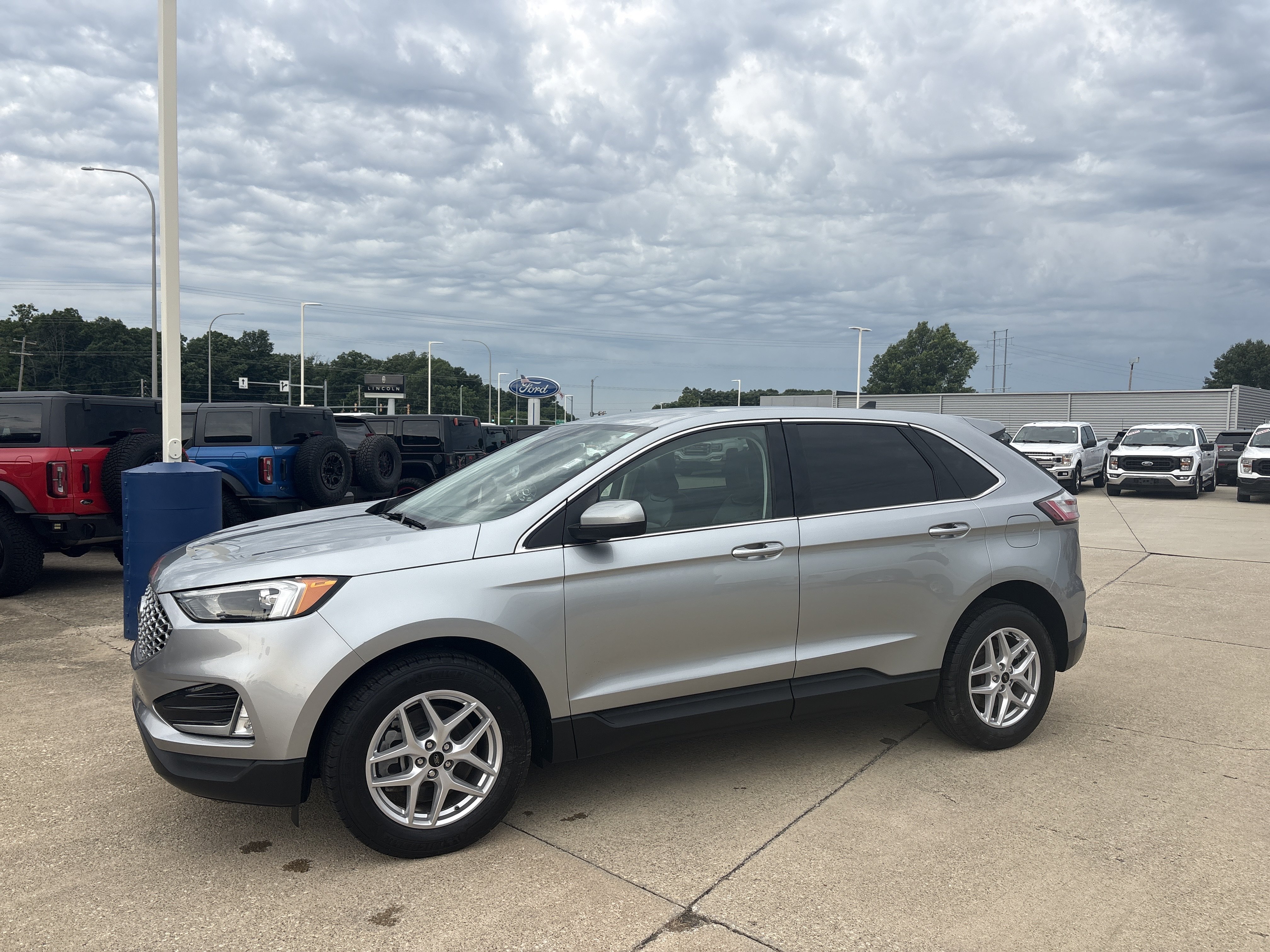 Used 2024 Ford Edge SEL w/ Convenience Package AWD/4WD image 3