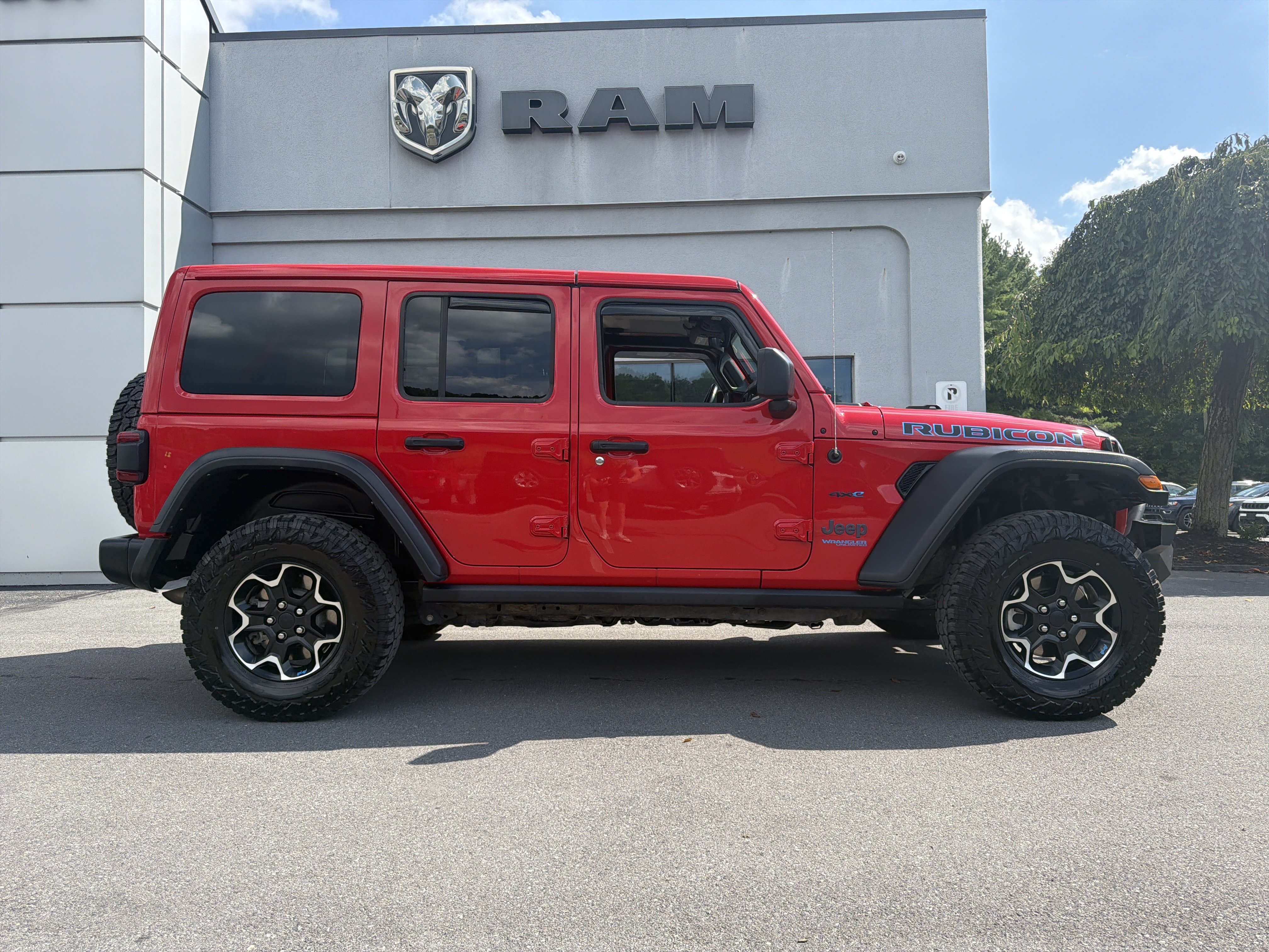 Used 2022 Jeep Wrangler Unlimited Rubicon 4xe AWD/4WD image 2
