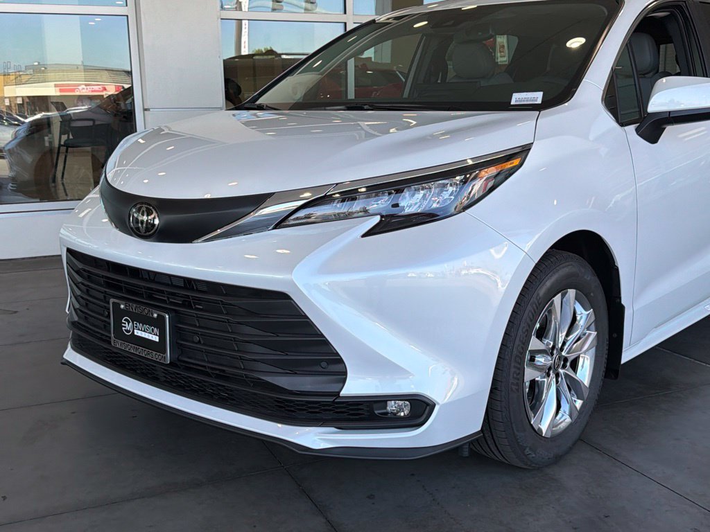 New 2026 Toyota Sienna XLE AWD/4WD image 3