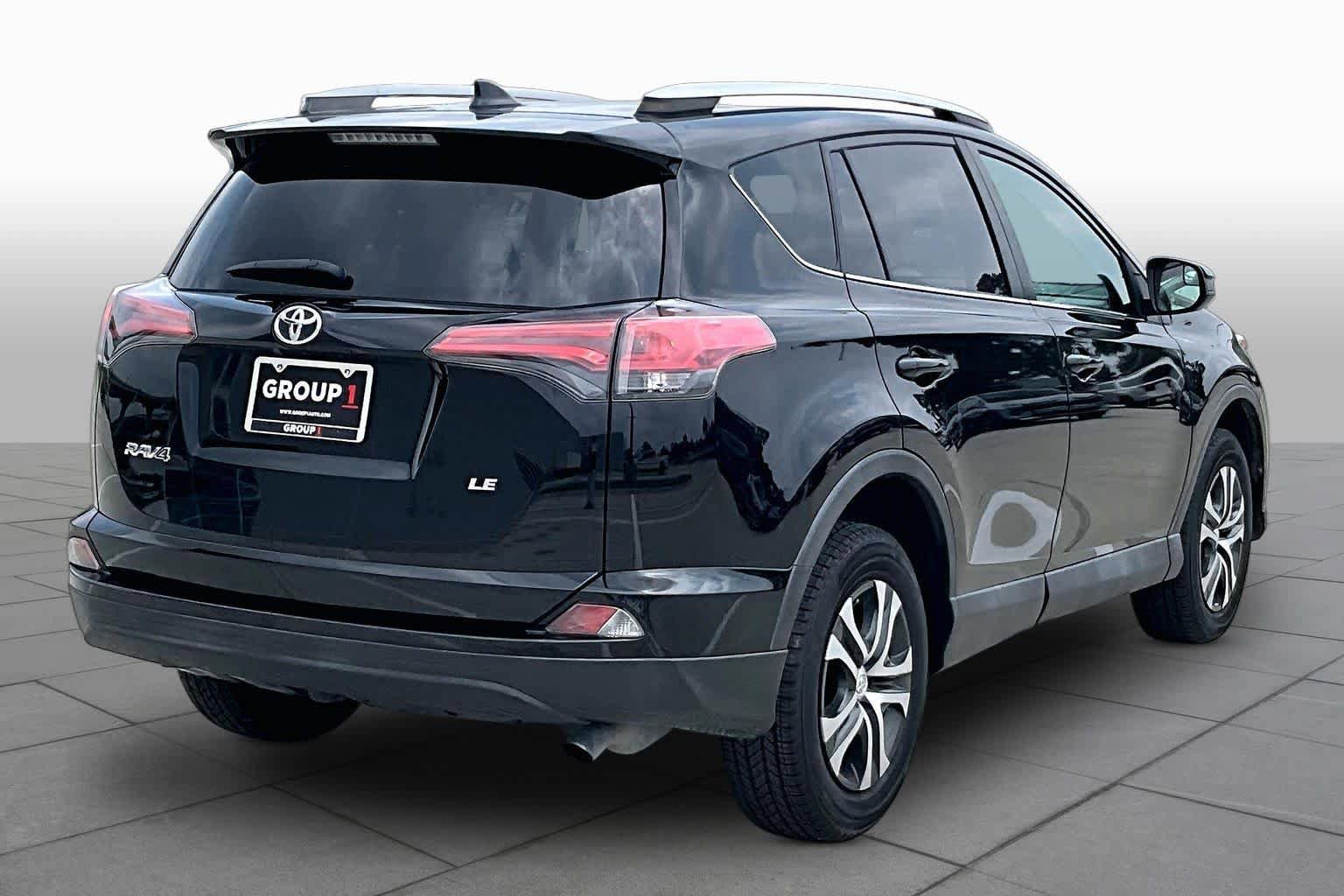 Used 2018 Toyota RAV4 LE FWD image 13