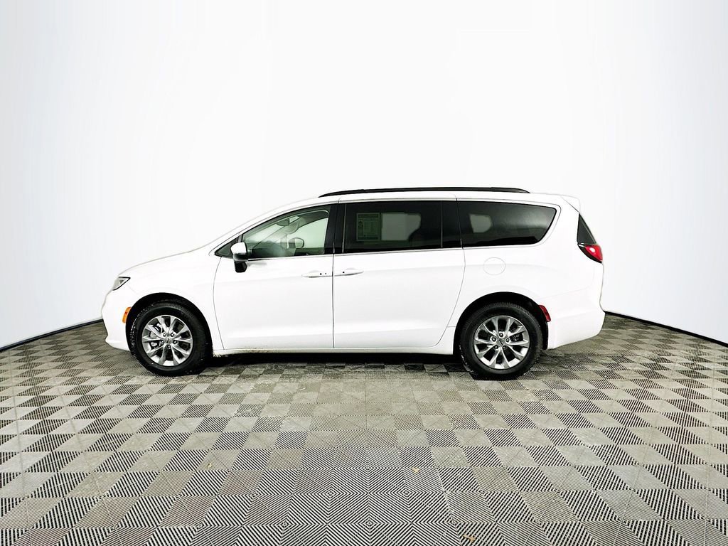 Used 2023 Chrysler Pacifica Touring-L image 6