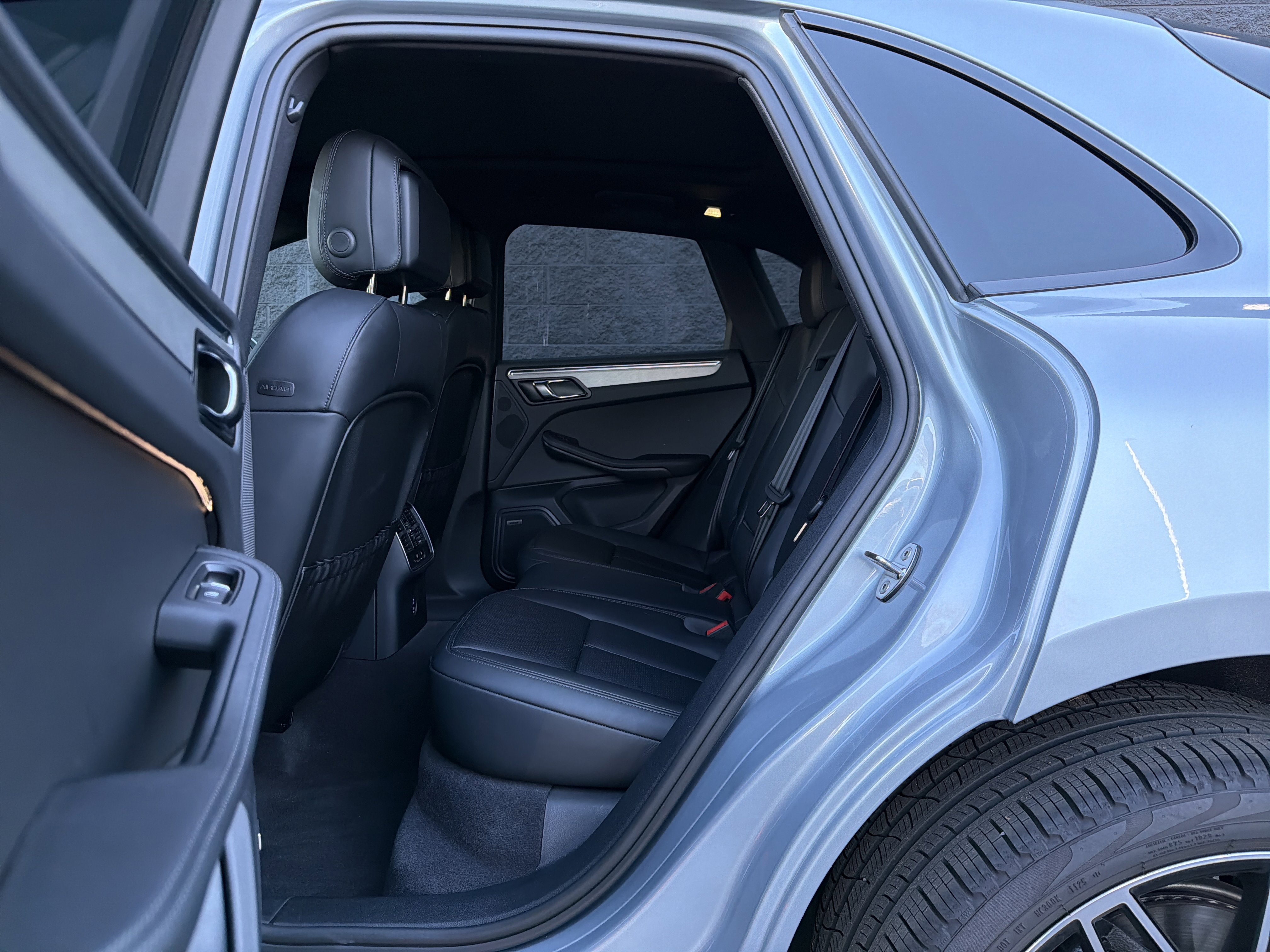 Certified 2025 Porsche Macan image 33