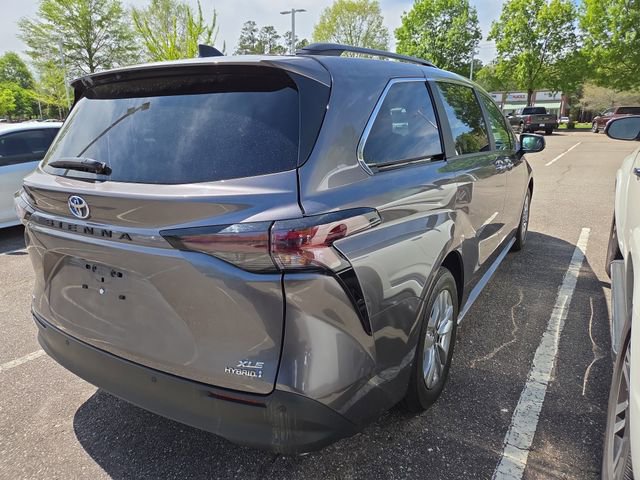 Used 2024 Toyota Sienna XLE w/ XLE Plus Package image 3