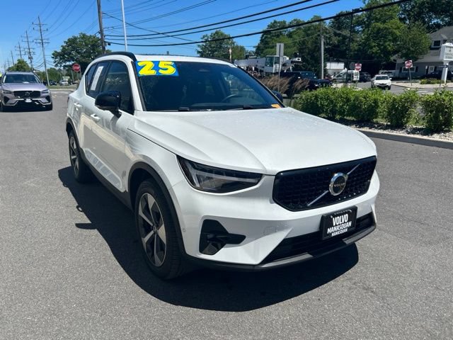 Certified 2025 Volvo XC40 B5 Plus AWD/4WD image 6