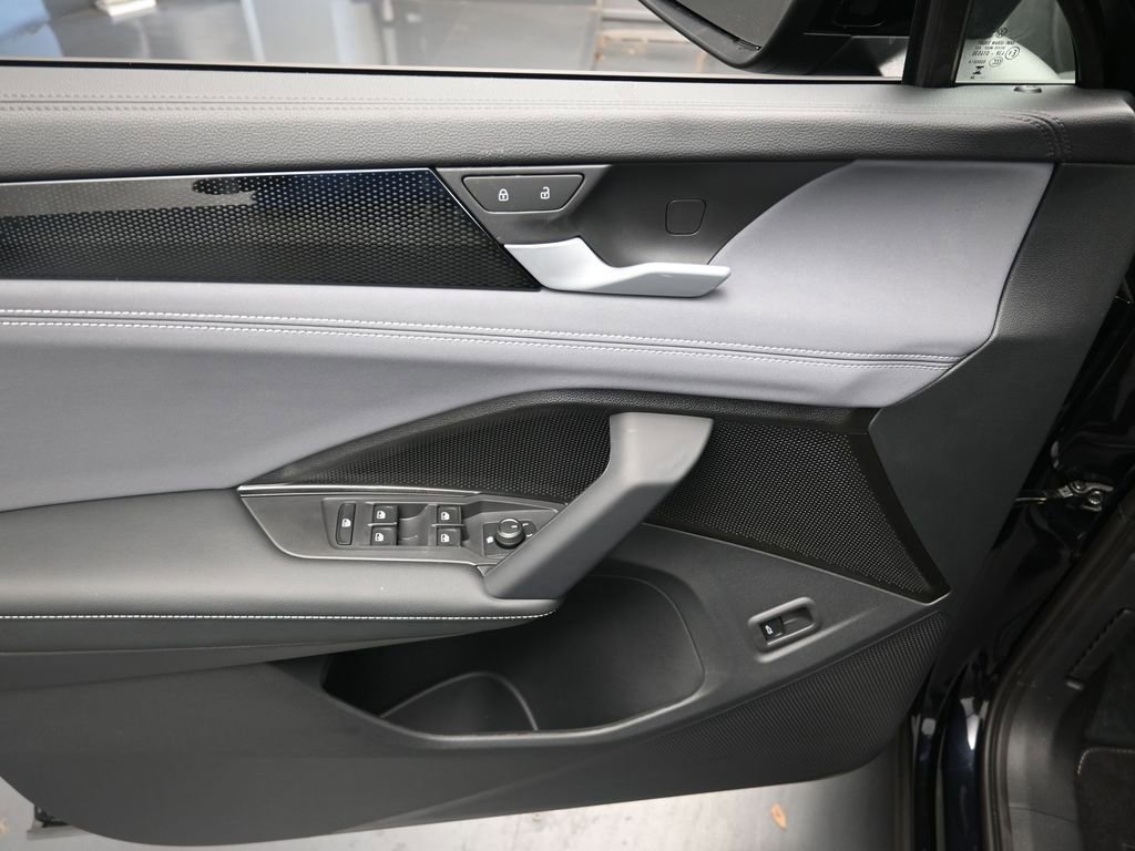 Used 2025 Volkswagen Tiguan SE FWD image 19
