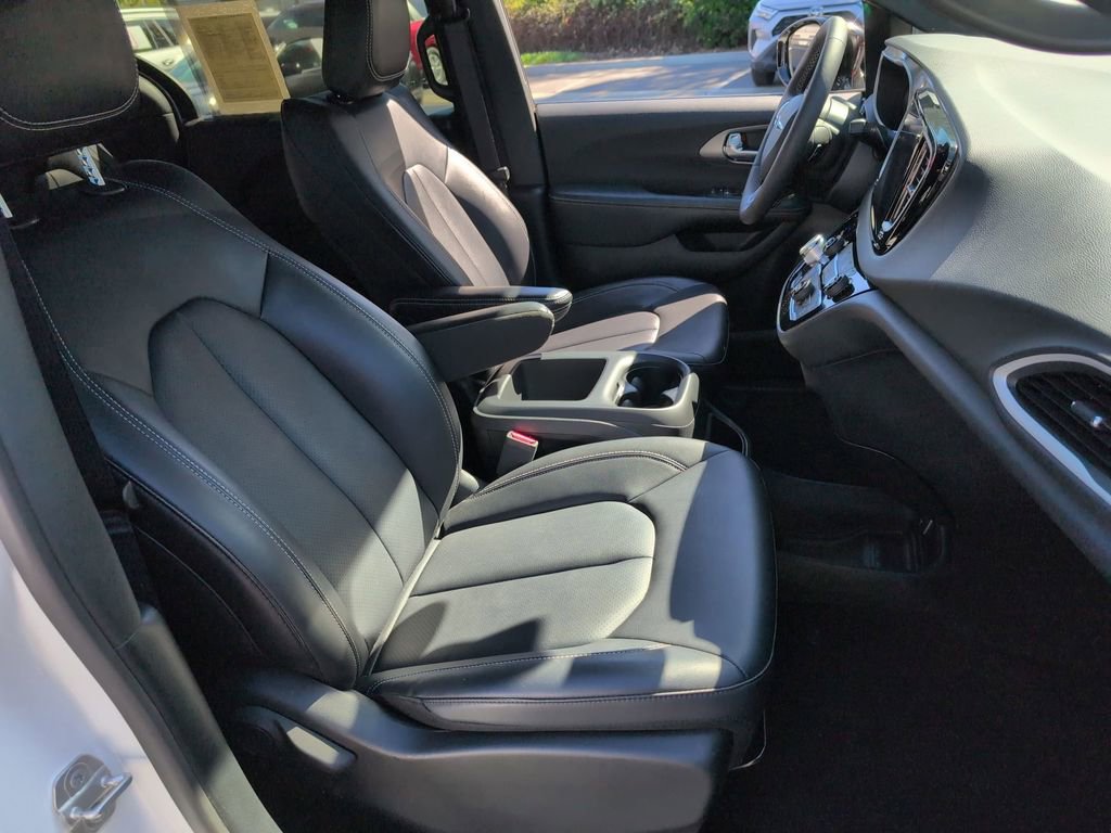 Used 2025 Chrysler Pacifica Select image 29