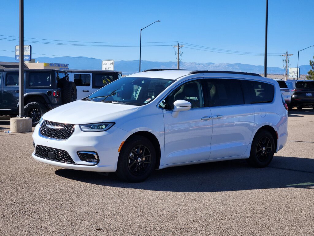 Used 2022 Chrysler Pacifica Touring-L image 5