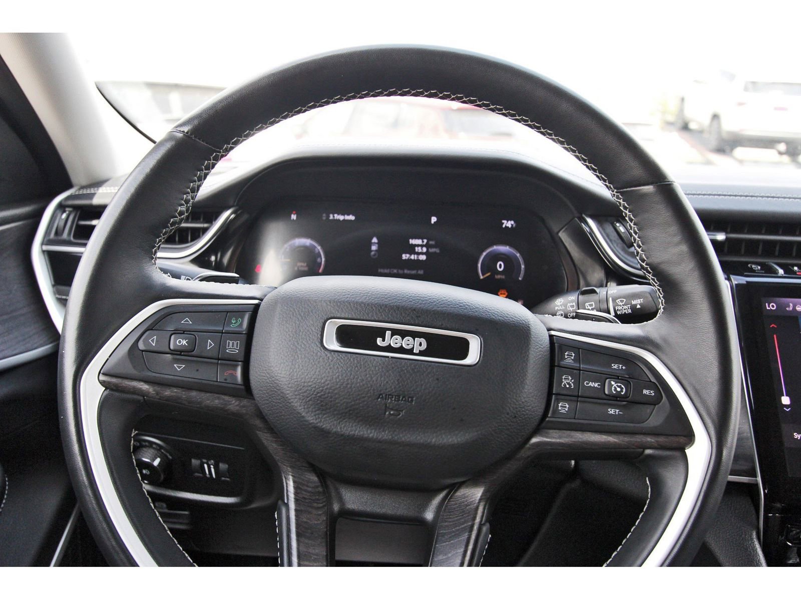 Used 2022 Jeep Grand Cherokee L Limited w/ Luxury Tech Group II image 17