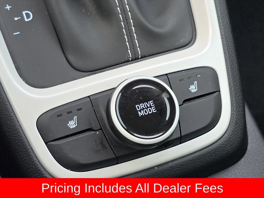 Certified 2025 Hyundai Venue Limited FWD image 16