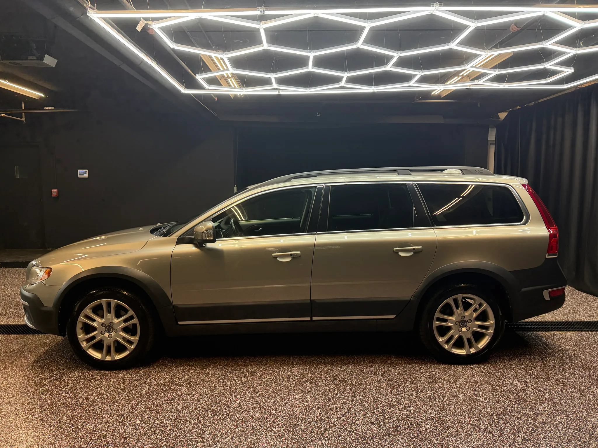 Used 2016 Volvo XC70 T5 Platinum w/ Protection Package AWD/4WD image 4