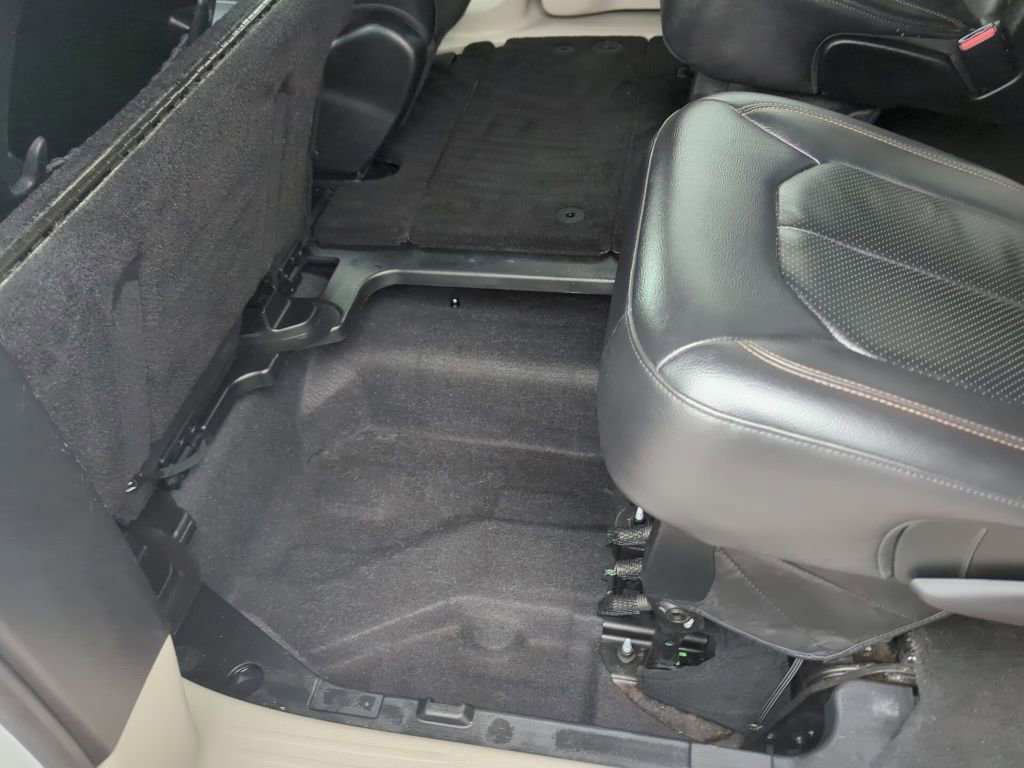 Used 2018 Chrysler Pacifica Touring-L w/ Tire & Wheel Group image 39