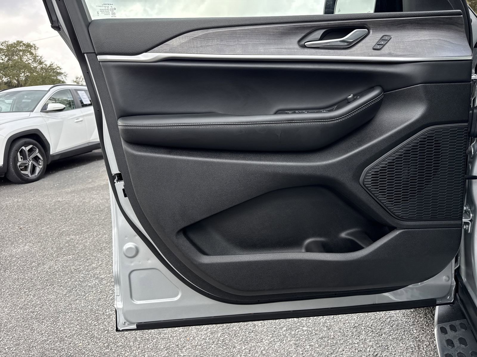 Used 2025 Jeep Grand Cherokee L Limited w/ Trailer Tow Package image 15