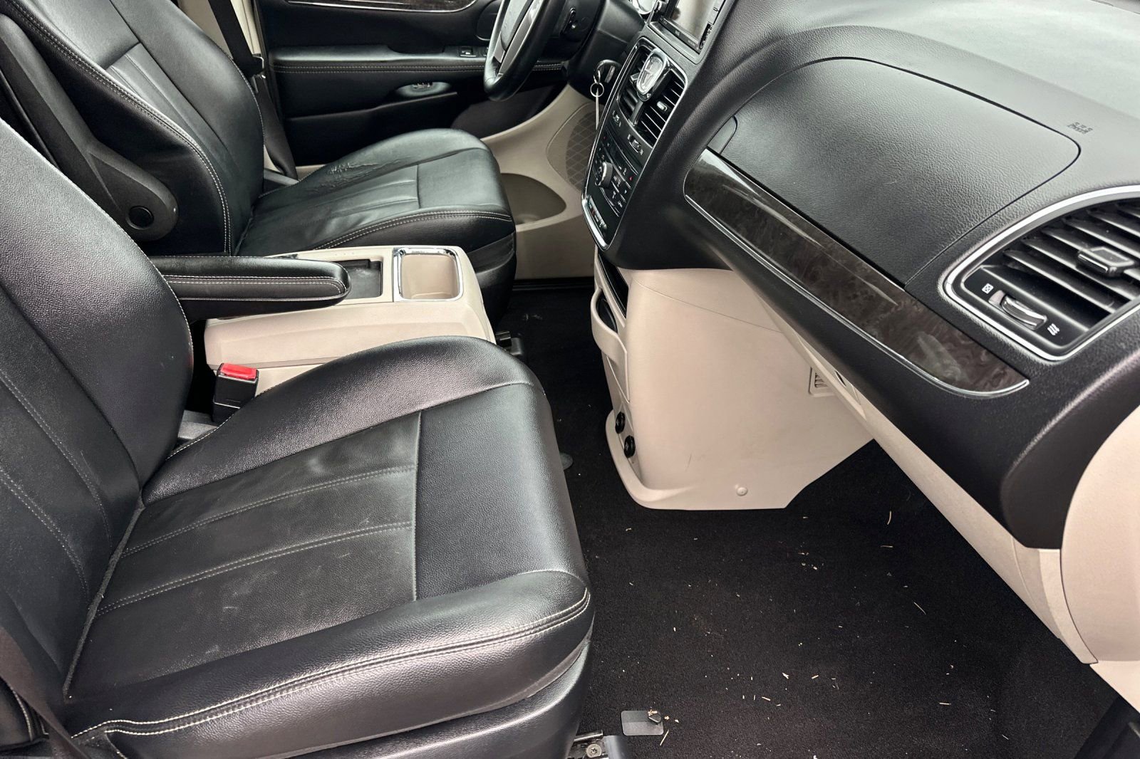 Used 2016 Chrysler Town & Country Touring image 17