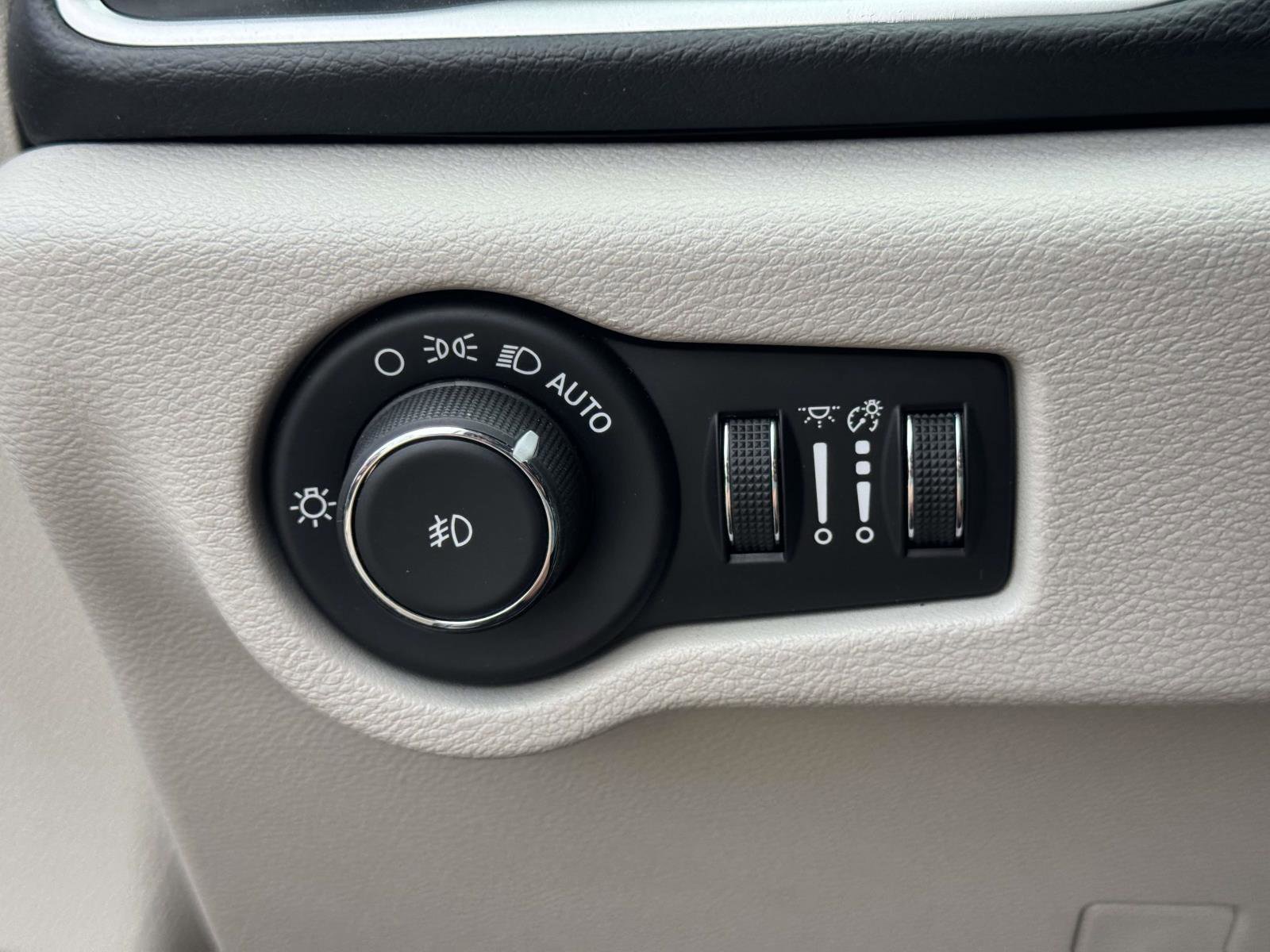 Used 2019 Chrysler Pacifica Touring-L FWD image 17