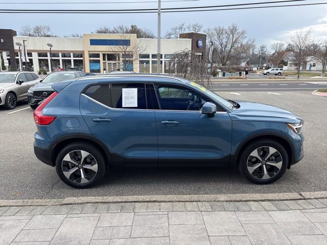 Used 2025 Volvo XC40 B5 Plus AWD/4WD image 6