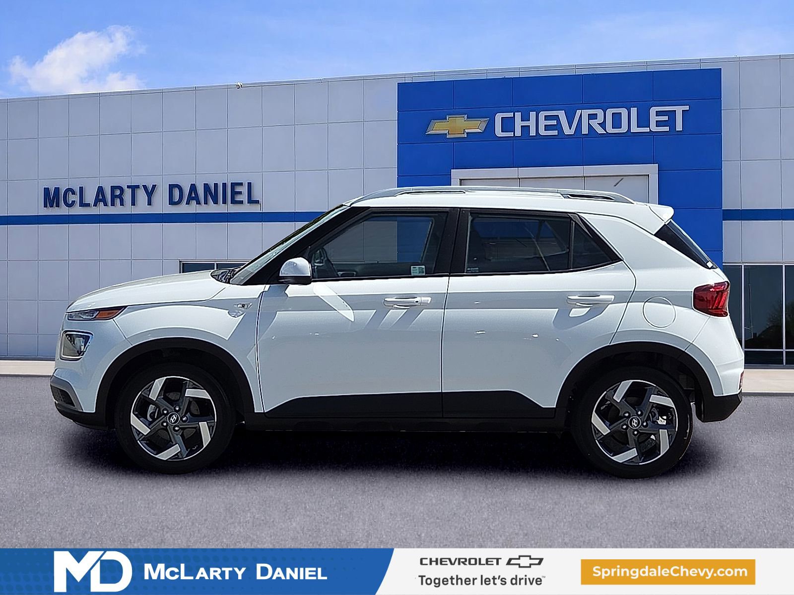 Used 2024 Hyundai Venue SEL FWD image 3