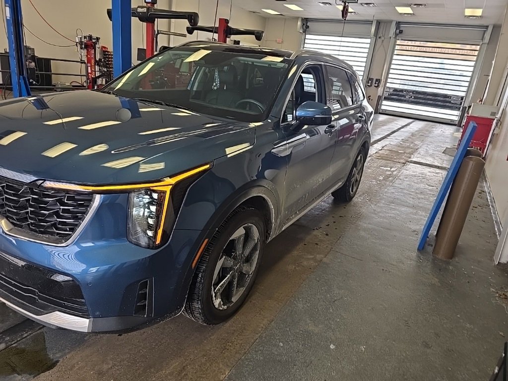 Used 2025 Kia Sorento EX w/ EX Panoramic Sunroof Package image 2