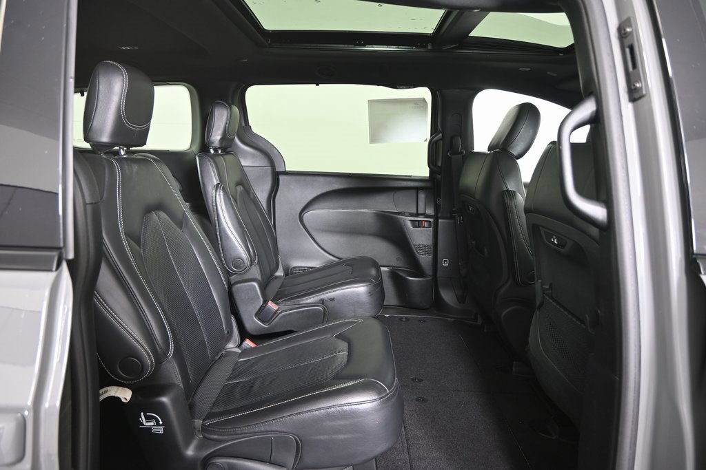 Used 2022 Chrysler Pacifica Touring-L w/ S Appearance Package image 15