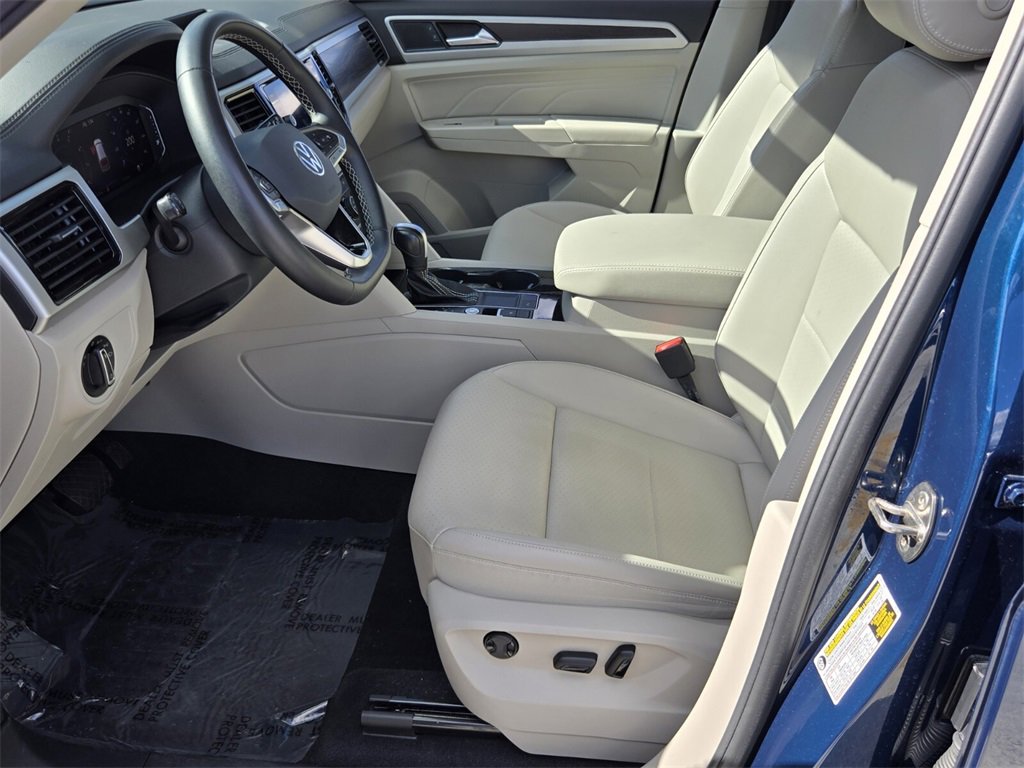 Used 2023 Volkswagen Atlas SE w/ Black Wheel Package image 11