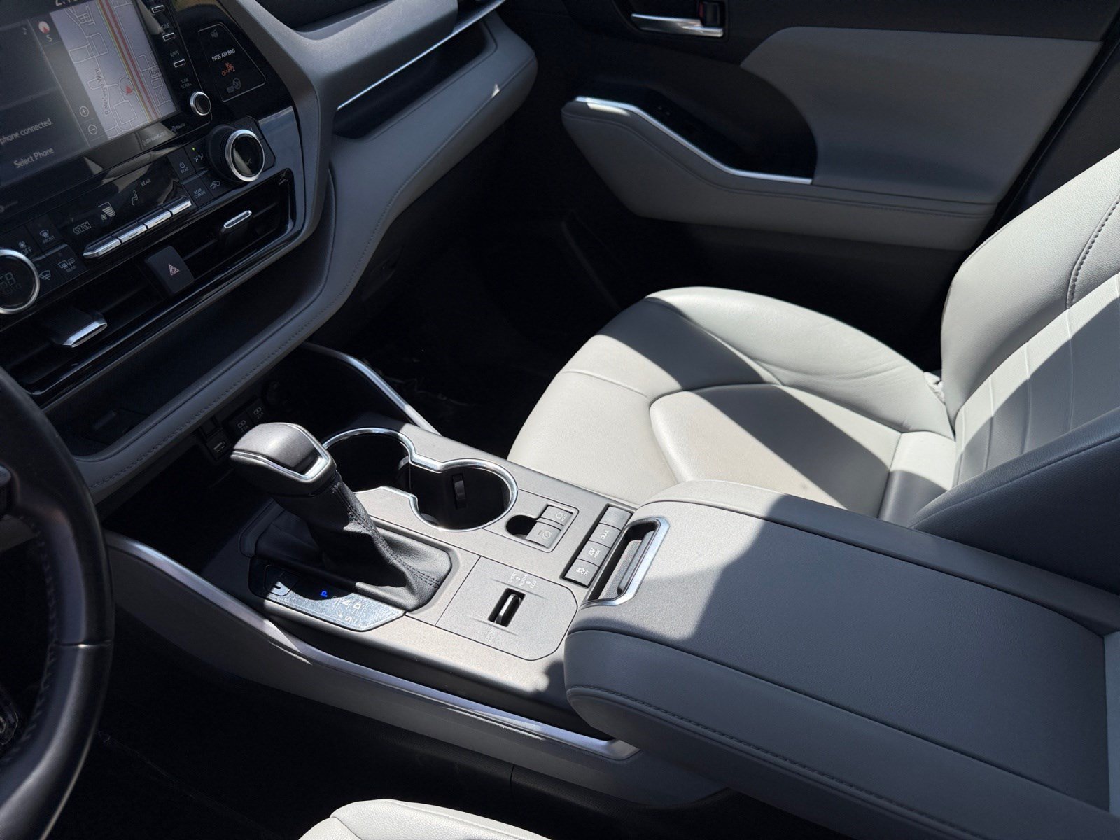 Used 2020 Toyota Highlander XLE AWD/4WD image 15