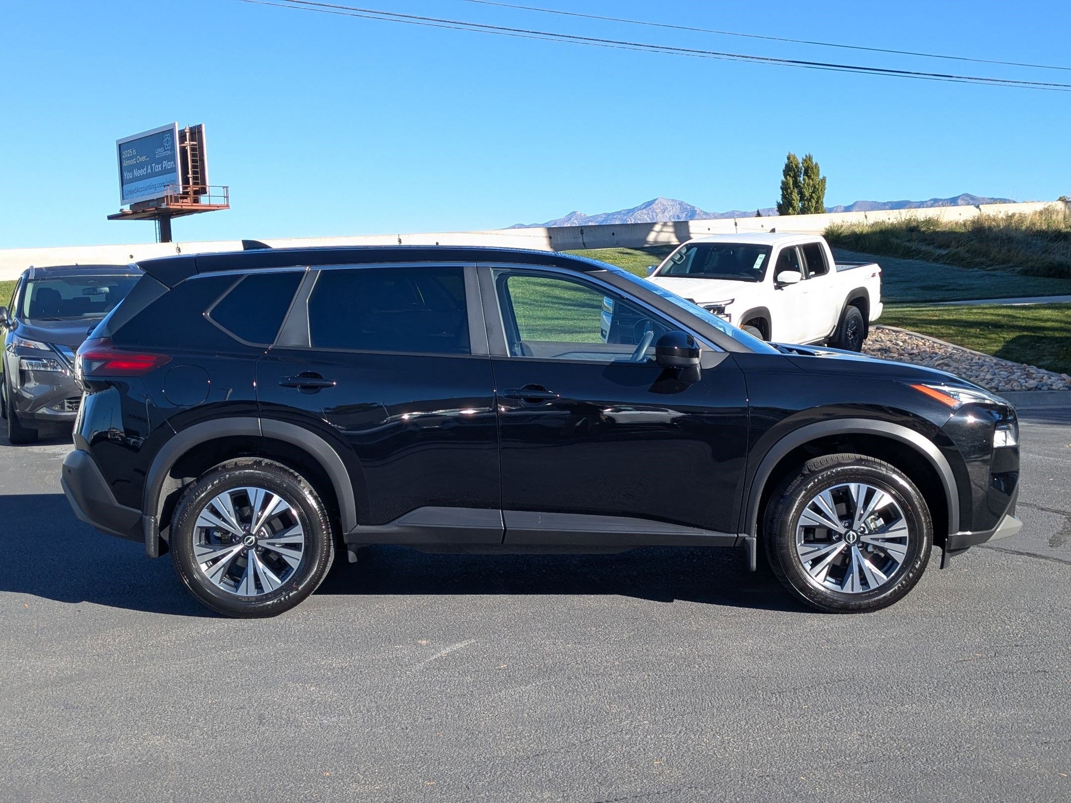 Used 2023 Nissan Rogue SV image 2
