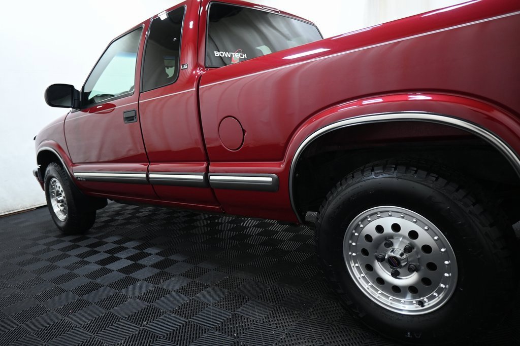Used 2000 Chevrolet S10 Pickup LS w/ Preferred Equipment Group image 11