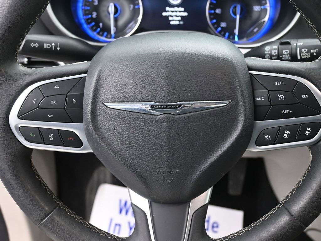 Used 2023 Chrysler Pacifica Touring-L image 21