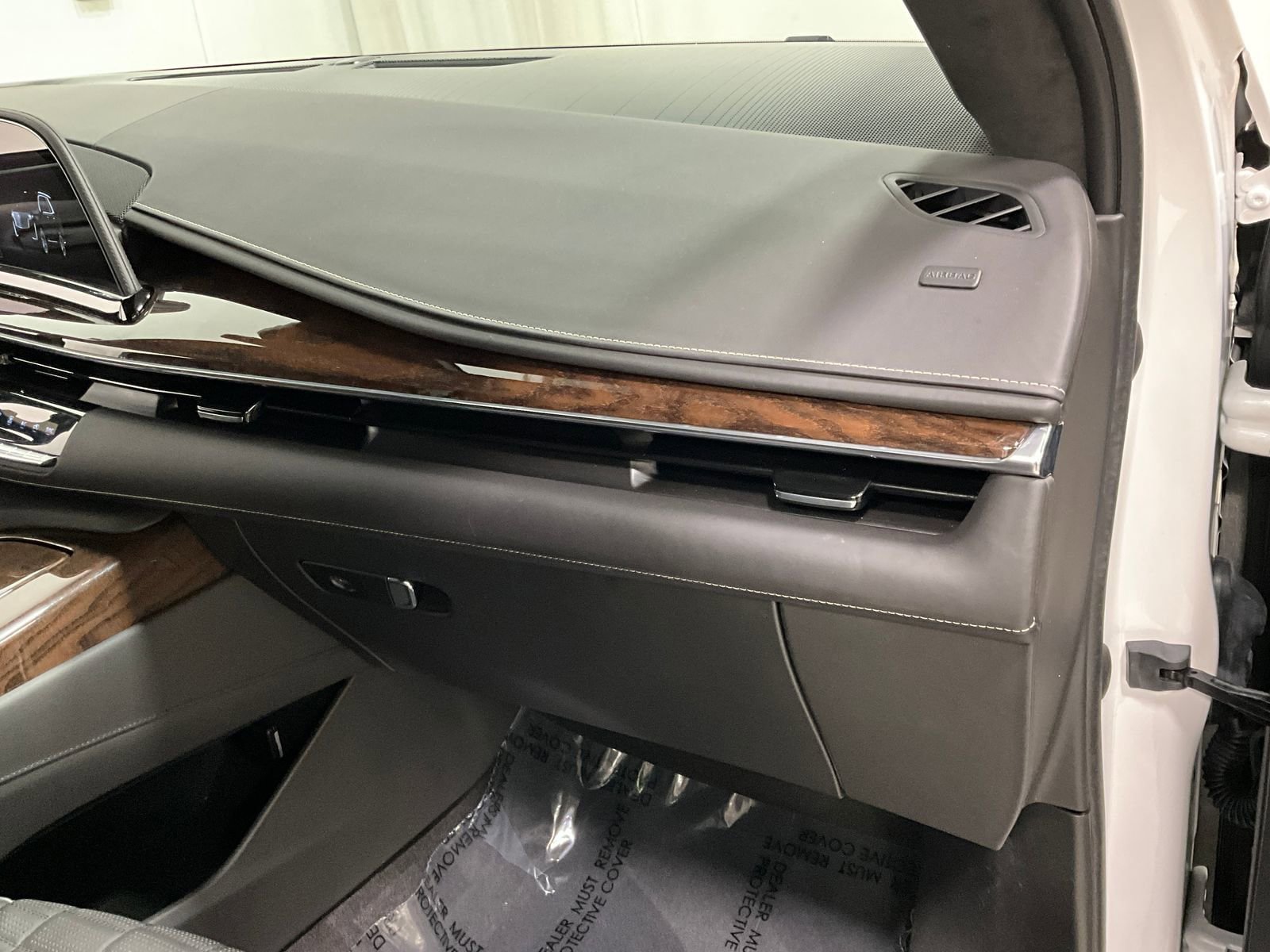 Used 2022 Cadillac Escalade ESV Premium Luxury Platinum w/ Heavy-Duty Trailer Package AWD/4WD image 17