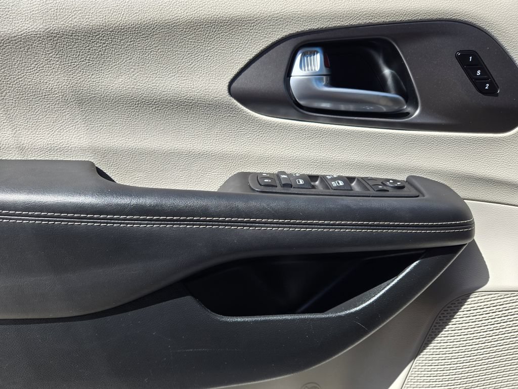 Used 2024 Chrysler Pacifica Touring-L FWD image 25