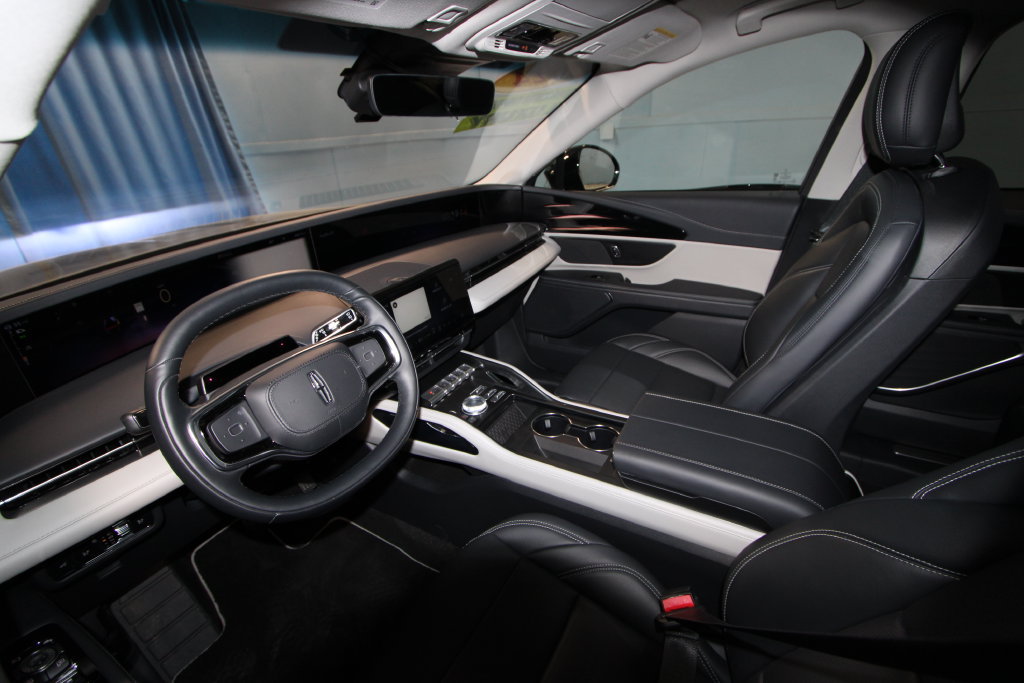 Used 2024 Lincoln Nautilus Premier AWD/4WD image 2