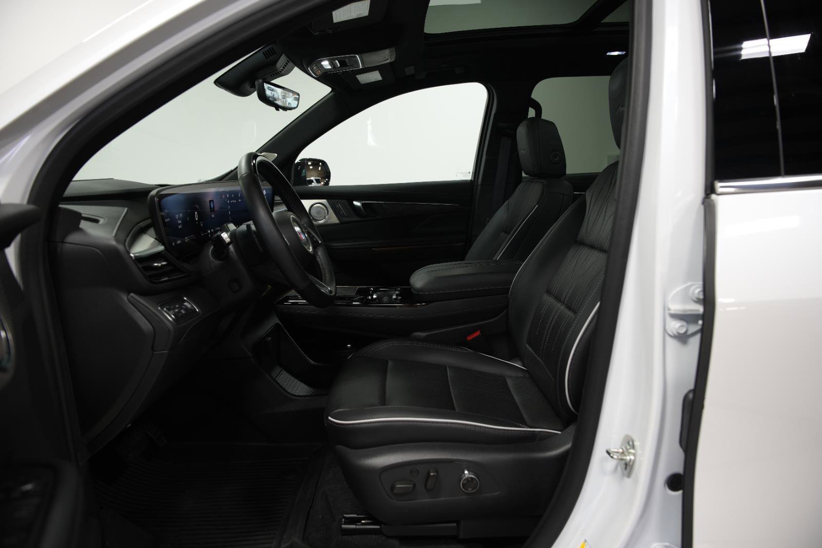 Used 2025 Buick Enclave Avenir image 26