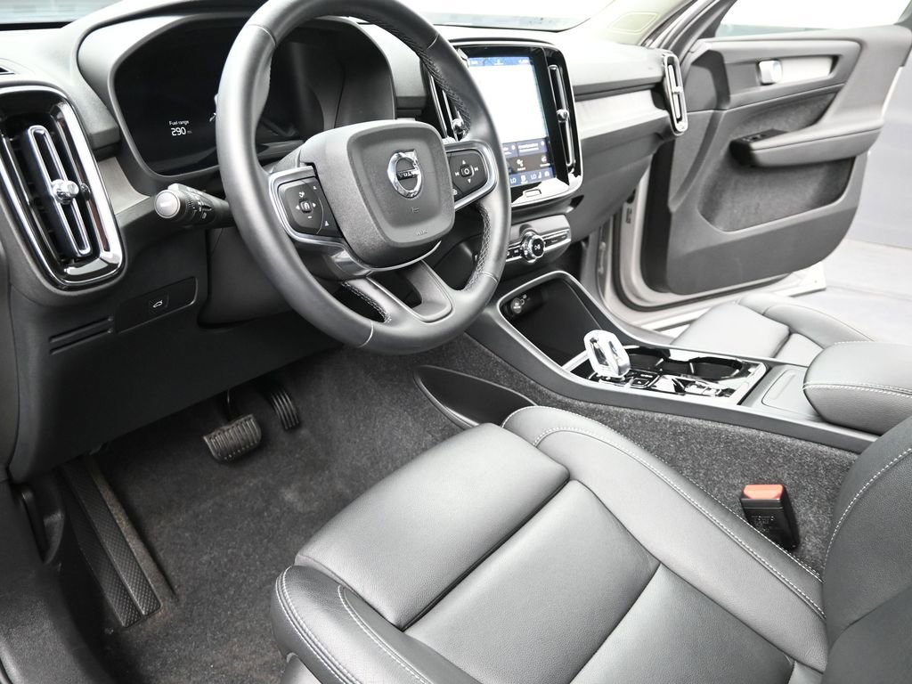 Used 2025 Volvo XC40 B5 Plus image 9