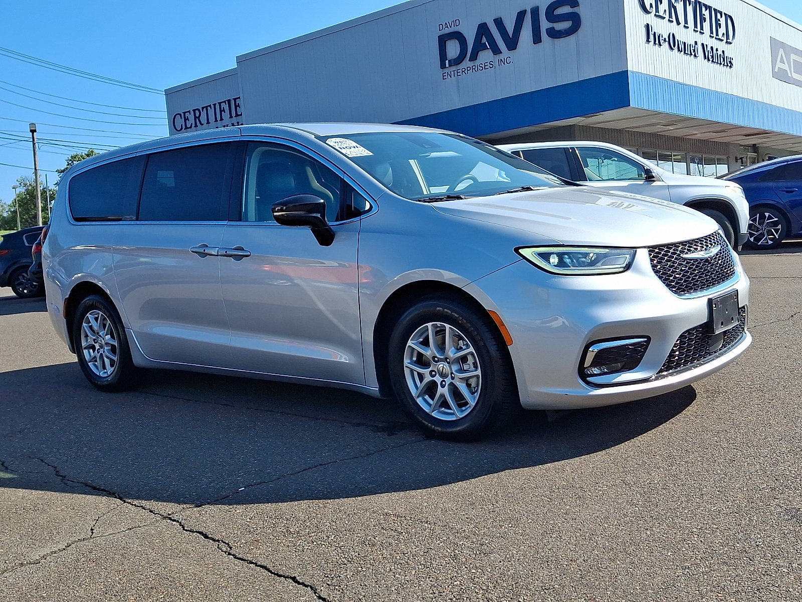 Used 2024 Chrysler Pacifica Touring-L FWD image 3