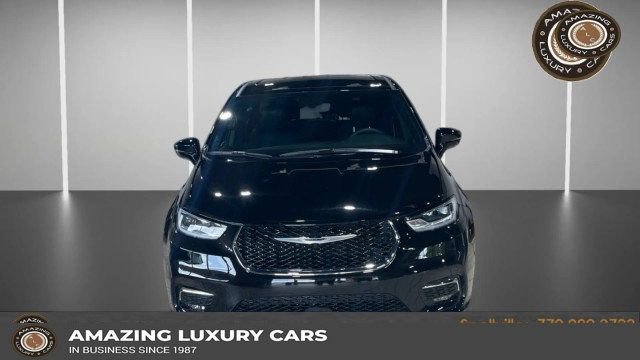 Used 2025 Chrysler Pacifica Select