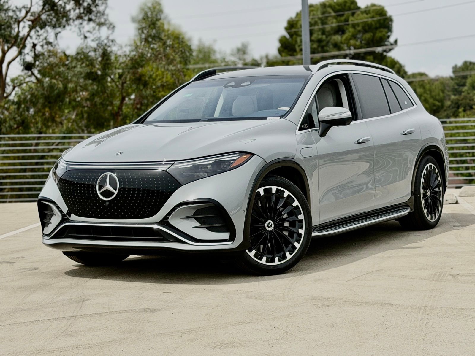 New 2026 Mercedes-Benz EQS 400 4MATIC SUV image 2