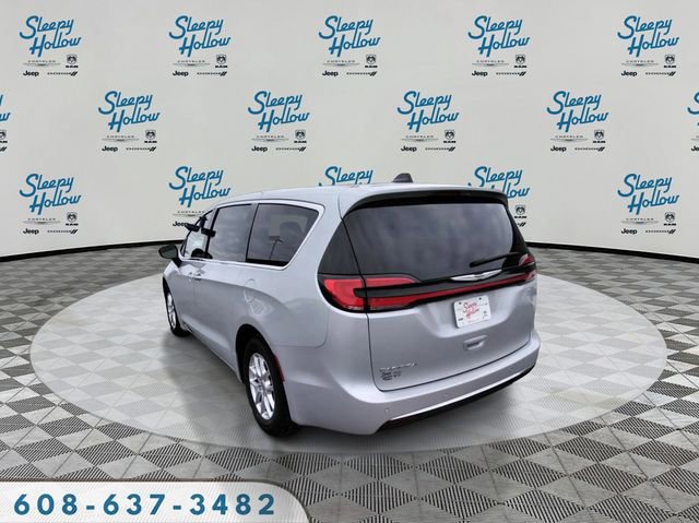 Used 2024 Chrysler Pacifica Touring-L image 7