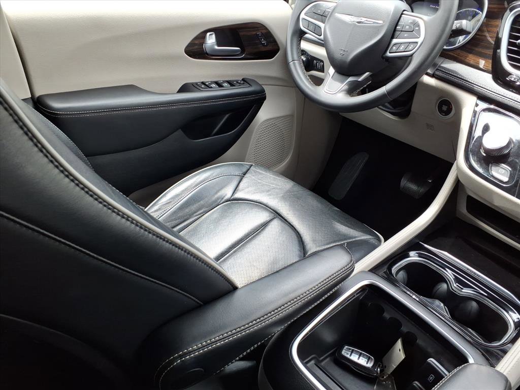 Used 2023 Chrysler Pacifica Limited image 16