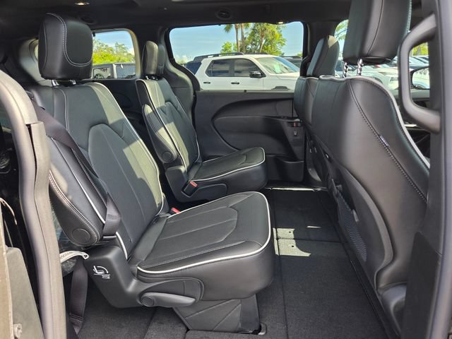 New 2027 Chrysler Pacifica Limited FWD image 17