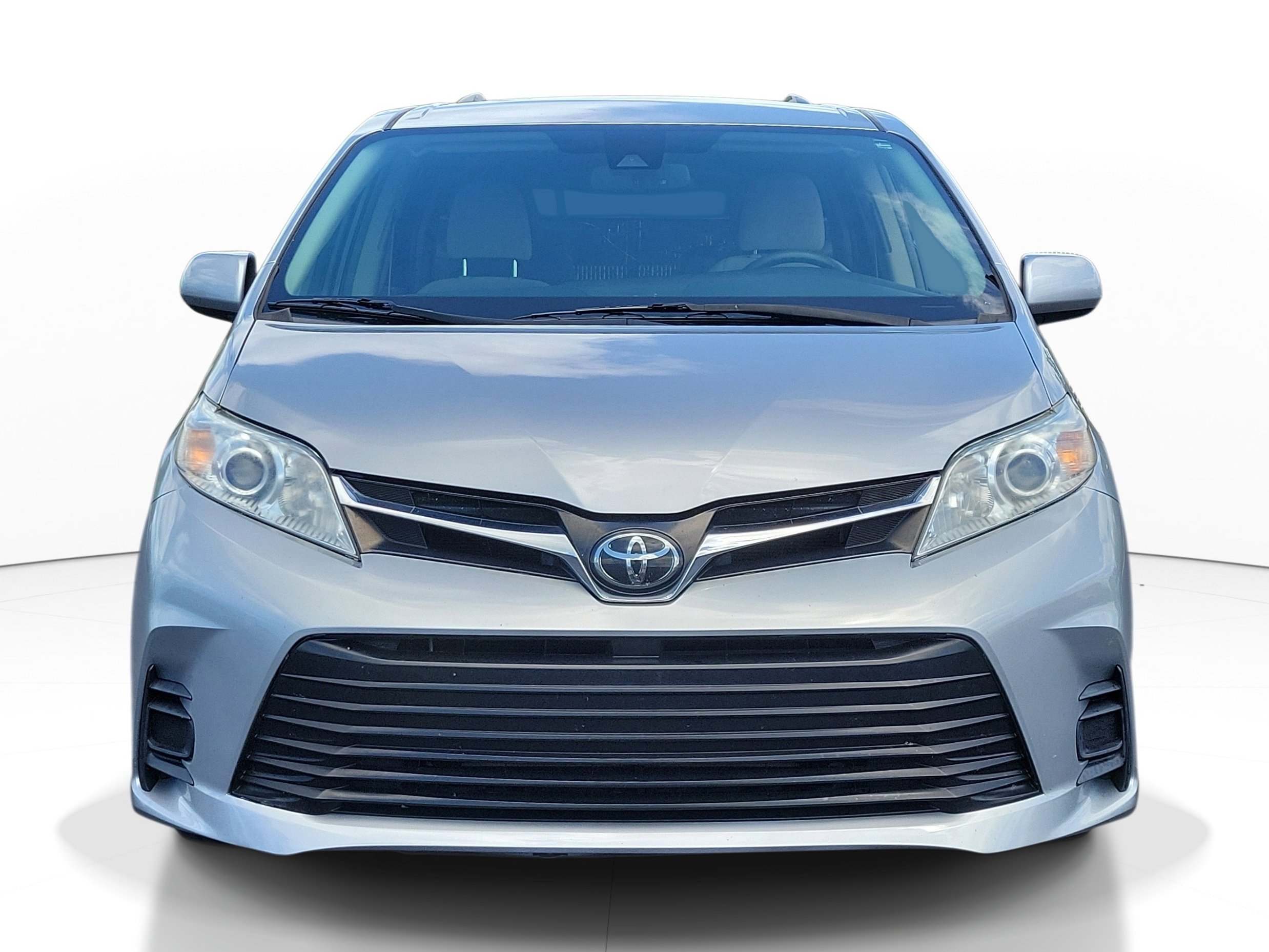 Used 2018 Toyota Sienna LE FWD image 2